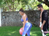 Maestro de Yoga se coge a una MILF
