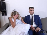 DEBT4k. Schuldeneintreiber fickt die Braut im wei&szlig_en Kleid und in Str&uuml_mpfen